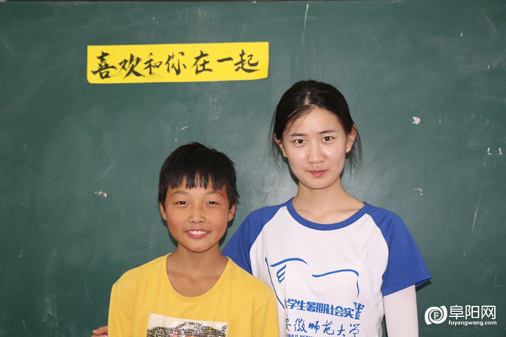 同喜和志愿者合影