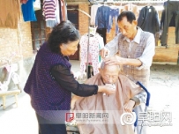 阜阳73岁老人成“全职保姆”照顾104岁养父