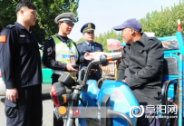阜阳交警整治三轮车电动车 获得市民支持