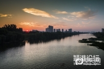 阜阳：初秋日出泉河畔