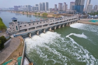 颍河阜阳闸8孔闸门开启放水