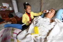 阜阳：6岁女儿照顾植物人父亲 每天用注射器喂饭