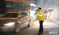 阜阳积雪已达7厘米 交警忙不停歇