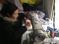 阜阳一女子做织补活20多年 补过的衣服看不出痕迹